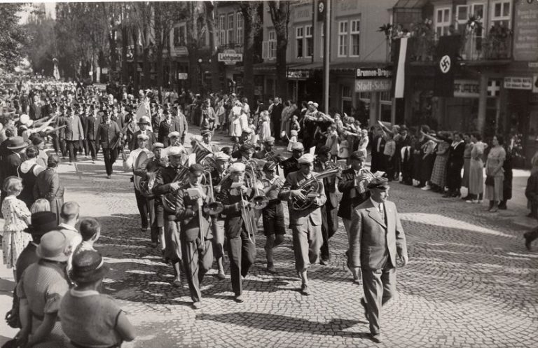 Aufmarsch der Schülerkapelle am 1. Mai 1934 |Museum im Schloss Aufmarsch der Schülerkapelle am 1. Mai 1934 | Museum im Schloss