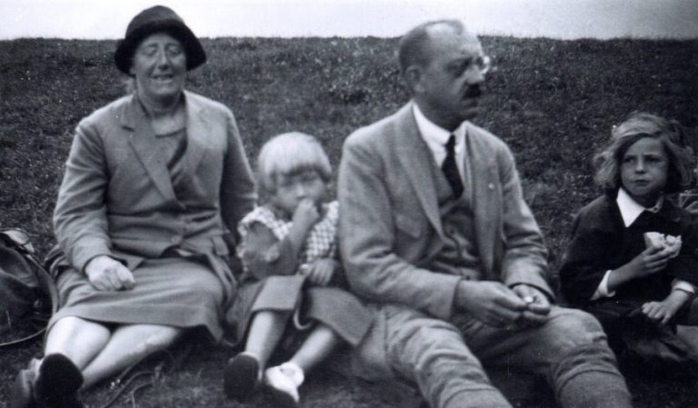 Mary und Leonhard Friedrich mit zwei Kindern | Religiöse Gesellschaft der Freunde (Quäker), Bad Pyrmont Mary und Leonhard Friedrich mit zwei Kindern
| Religiöse Gesellschaft der Freunde (Quäker), Bad Pyrmont