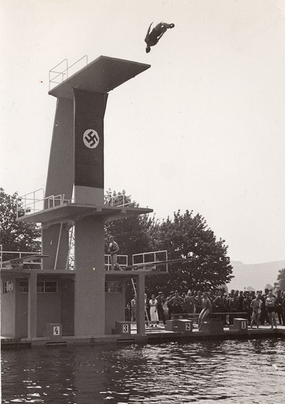 Der Sprungturm im neuen Freibad | Foto: Stadtarchiv Bad Pyrmont Der Sprungturm im neuen Freibad |
Foto: Stadtarchiv Bad Pyrmont