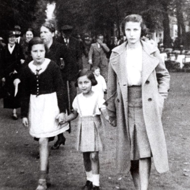 Schwester de Haas mit Cousine auf der Hauptallee | Foto: Stadtarchiv Bad Pyrmont Schwester de Haas mit Cousine auf der Hauptallee | Foto: Stadtarchiv Bad Pyrmont
