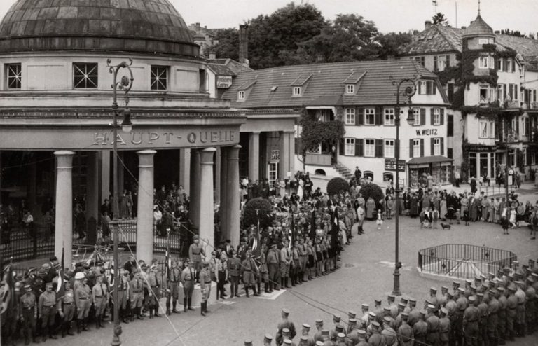 HJ und BDM auf dem Brunnenplatz | privat HJ und BDM auf dem Brunnenplatz | privat