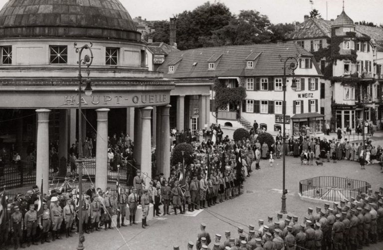 SA und HJ auf dem Brunnenplatz | Foto: Museum im Schloss SA und HJ auf dem Brunnenplatz | Foto: Museum im Schloss